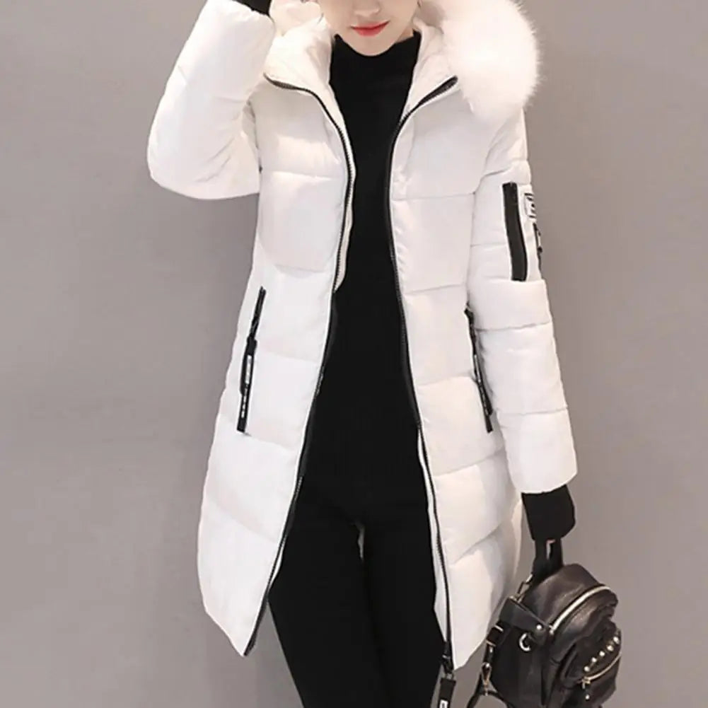 Ein-mittellanger-steppmantel-mit-faux-fellkapuze-und-detailliertem-armdesign,-perfekt-für-modische-und-gemütliche-wintertage.